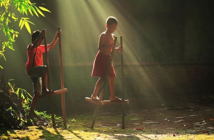 Permainan Egrang: Warisan Tradisional yang Melatih Keseimbangan dan Keberanian
